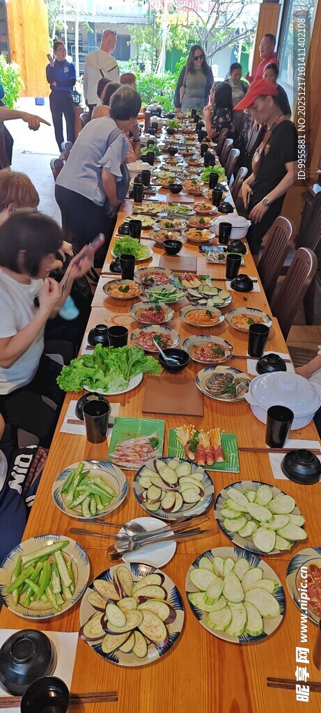 热闹聚餐场景摆满丰盛菜肴