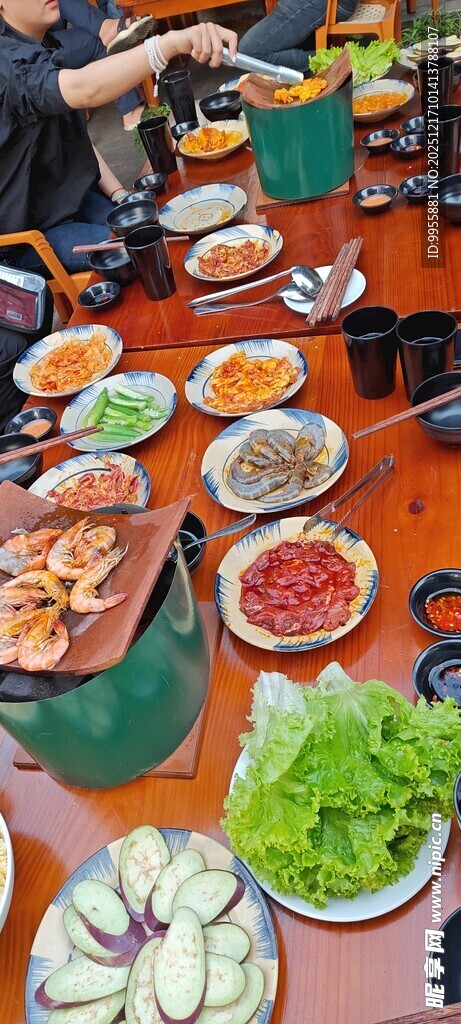 丰盛火锅聚餐场景