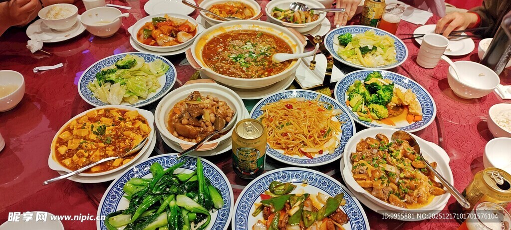 丰盛家宴摆满各色菜肴