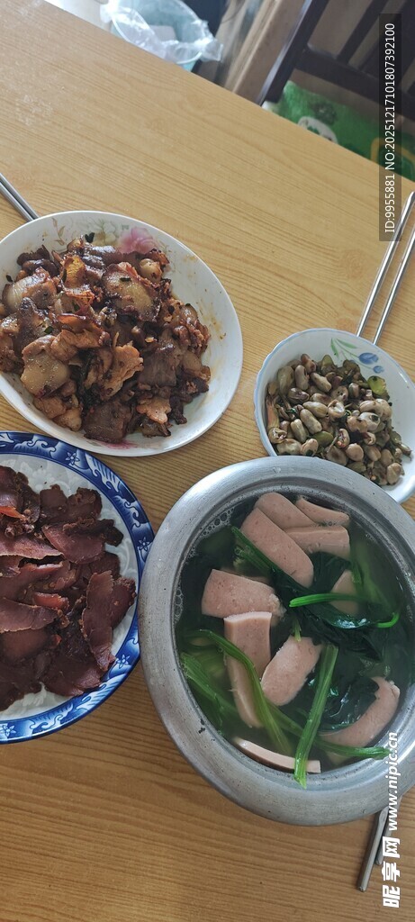 多样菜肴摆放在桌上