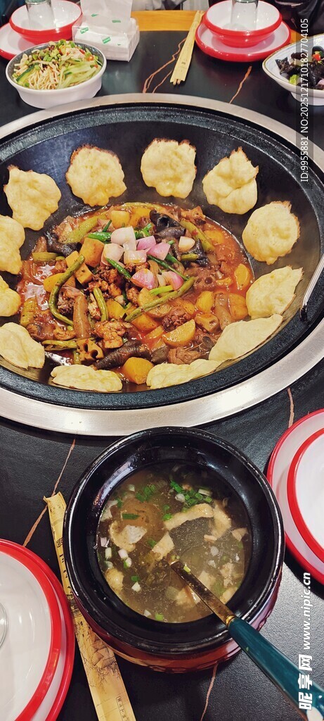 美味火锅与配菜的诱人组合