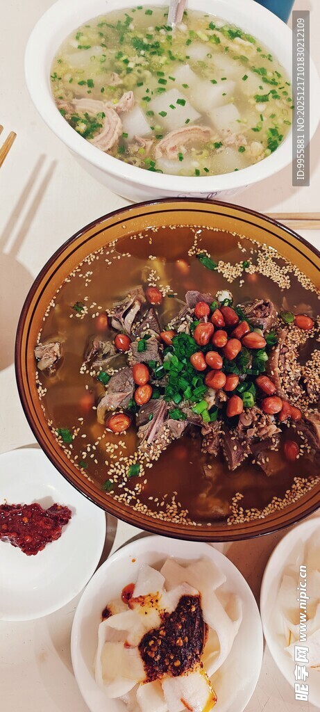 多样美味菜肴齐聚一桌