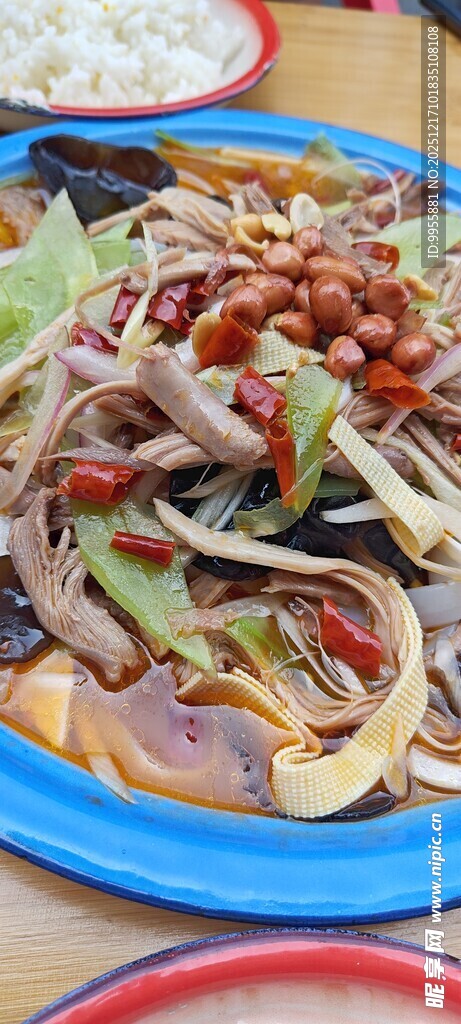 味凉拌菜色彩丰富诱人