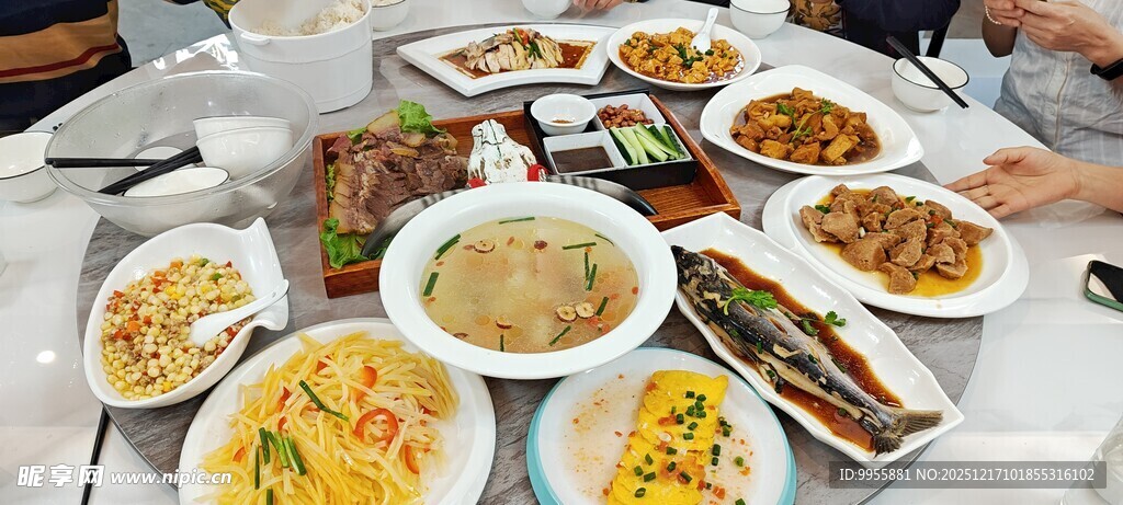 丰盛美食摆满一桌