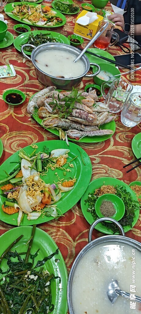 丰盛美食摆满桌