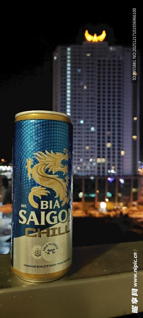 夜晚窗边的雪花啤酒