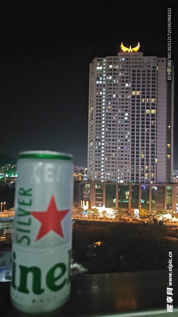 夜晚城市下的喜力啤酒罐