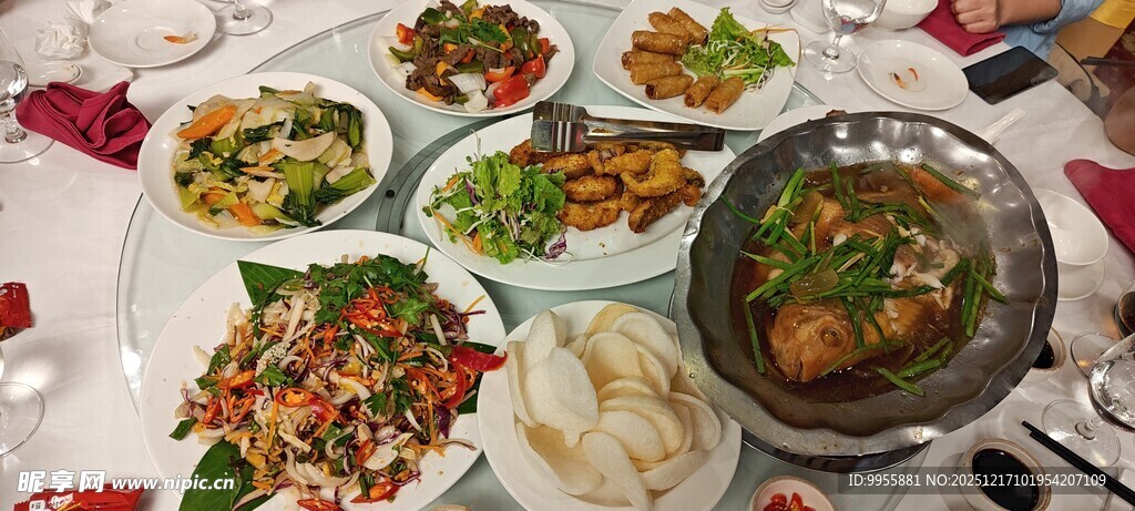 丰盛中式菜肴摆满一桌