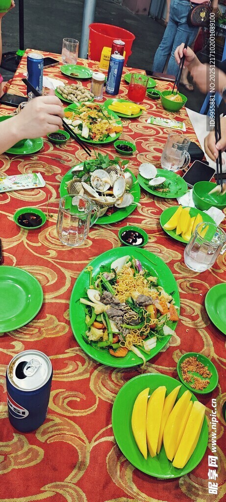 丰盛餐桌美食聚会场景