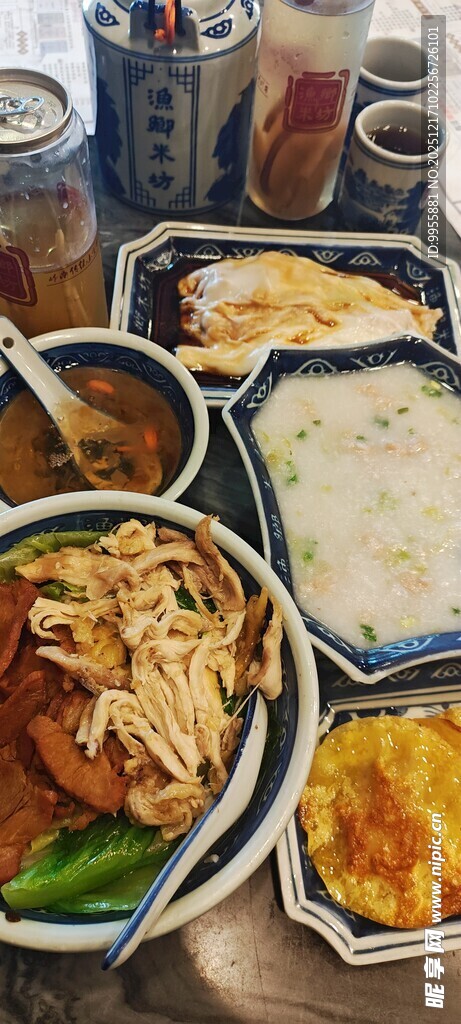 丰盛多样的美食拼盘