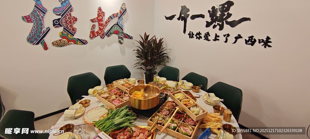 丰盛中式圆桌美食盛宴