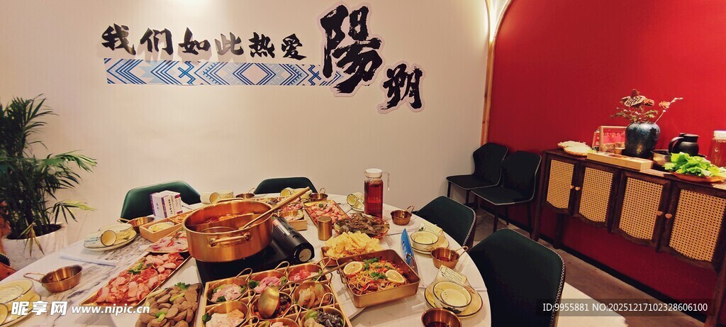 丰盛中式美食聚餐场景