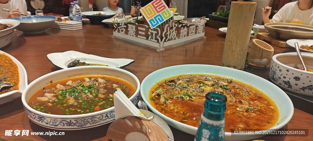 多样美食齐聚餐桌