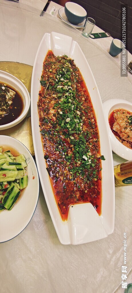 美味烤茄子配多样蘸料