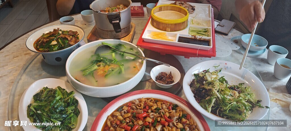 丰盛中式菜肴摆满一桌