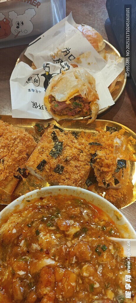 丰盛美味的特色美食拼盘