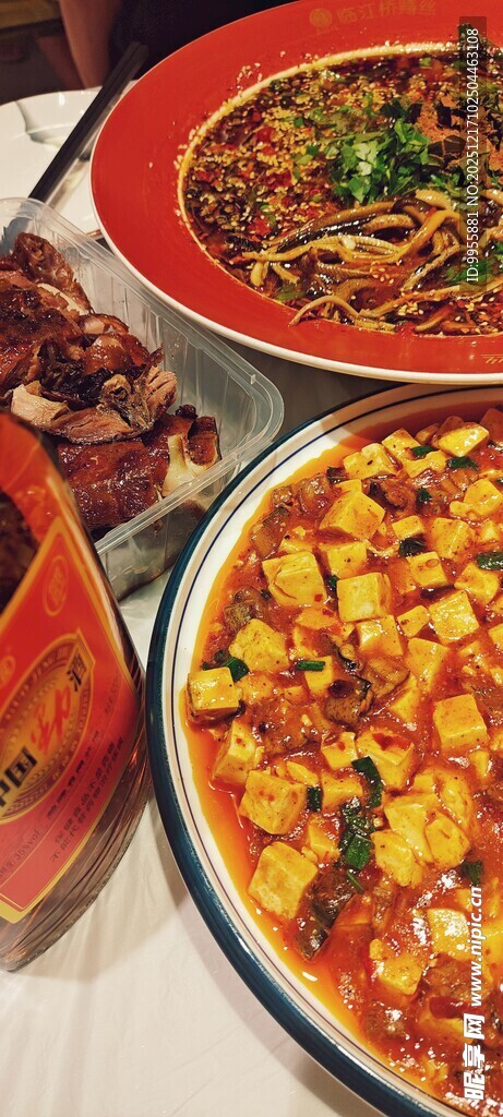 丰盛美味中式菜肴拼盘