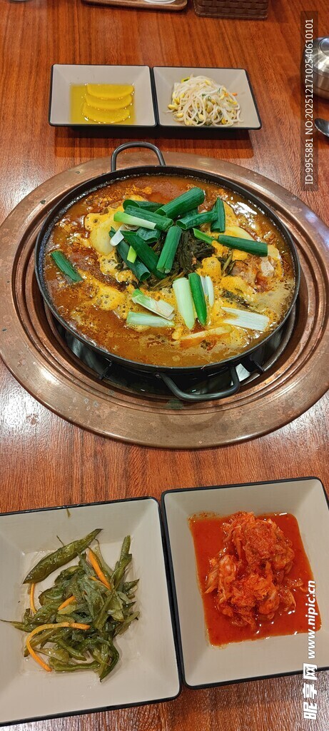 丰盛韩餐美食摆桌