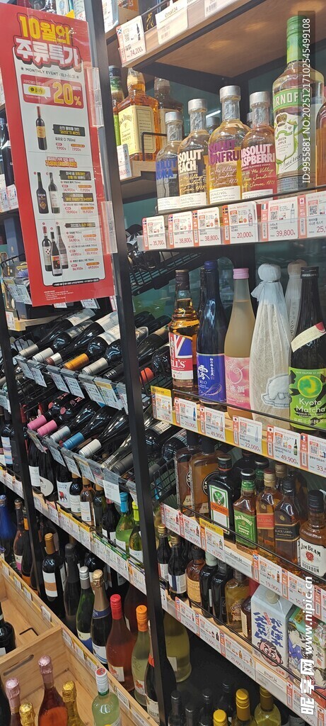 超市货架上琳琅满目的商品