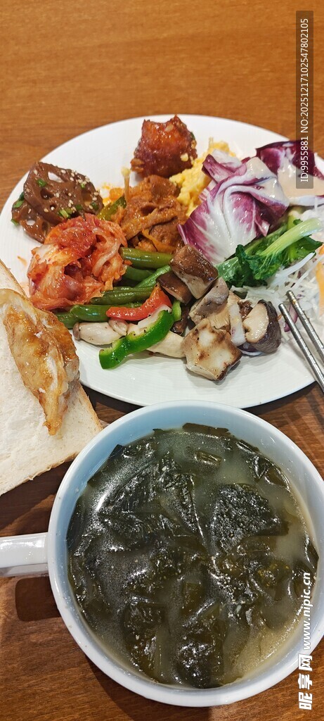 丰盛中式餐食搭配紫菜汤