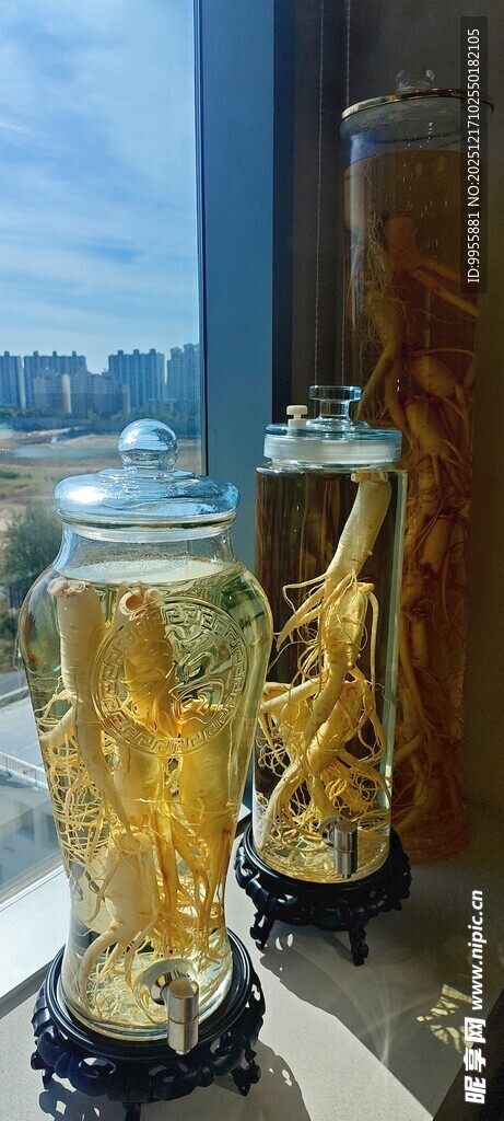 玻璃容器中的金色物品展示