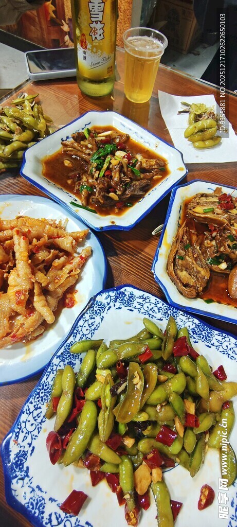 丰盛中式菜肴摆满餐桌