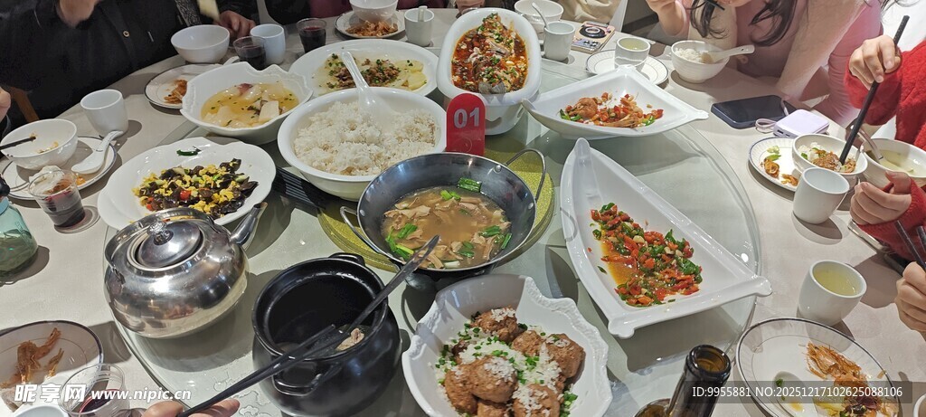 丰盛餐桌美食齐聚