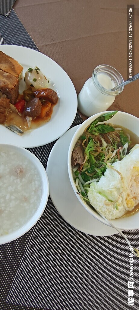 多样美味餐食摆放在桌