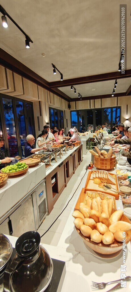 自助餐厅内丰富的美食陈列