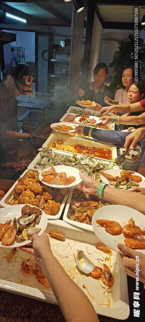 闹聚餐场景满桌美食