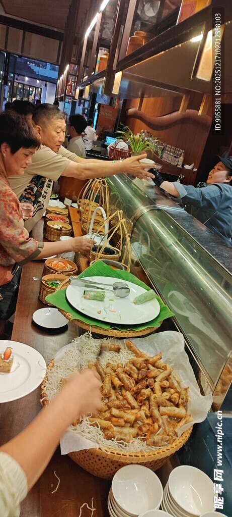 热闹火锅店食客用餐场景