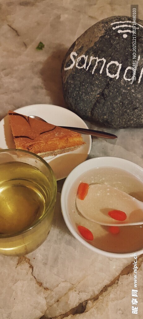 传统美食与复古收音机组合