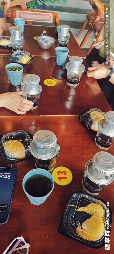 丰盛餐桌美食聚会场景