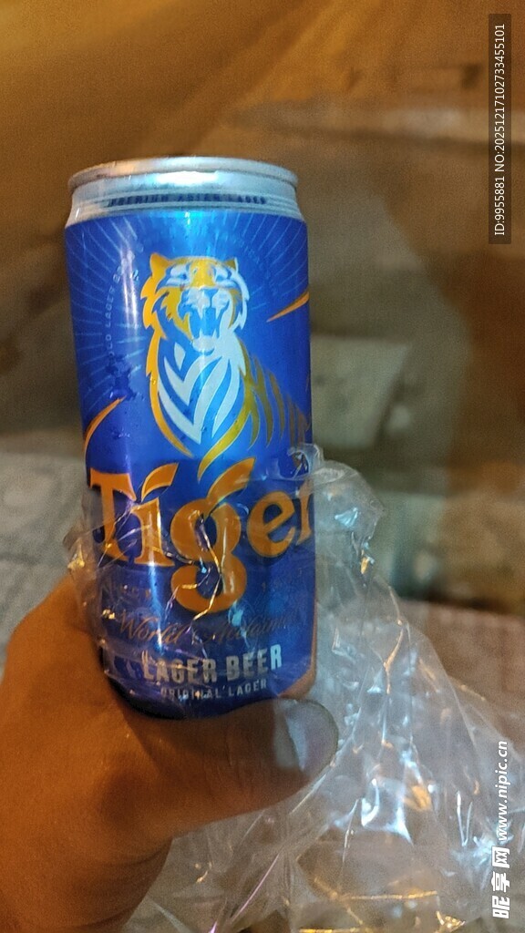 蓝色虎牌啤酒罐特写