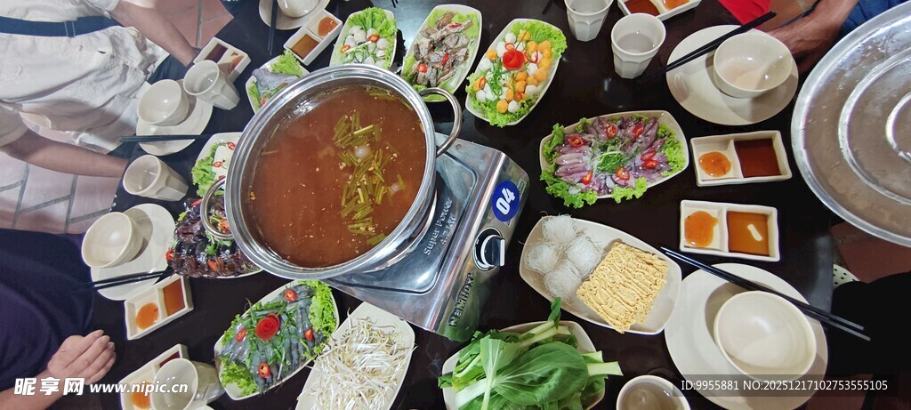 丰盛美食摆满桌