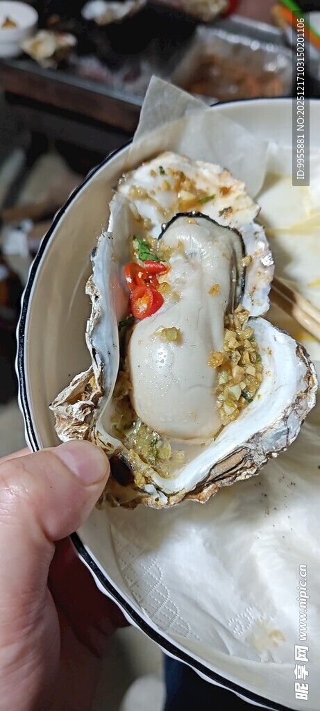 手捧美味生蚝特写