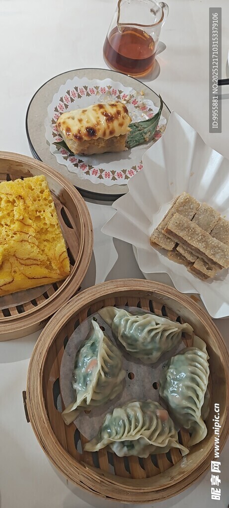 丰盛海鲜与多样美食拼盘