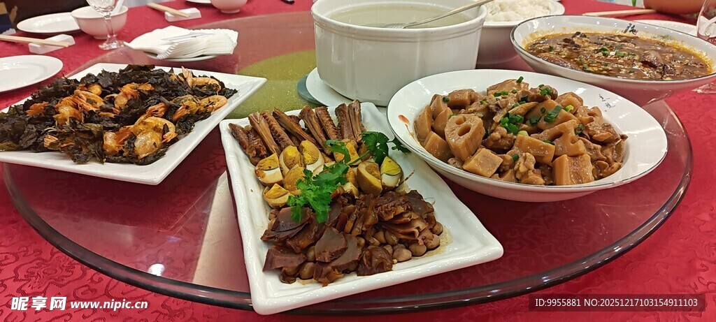 丰盛中式菜肴摆桌