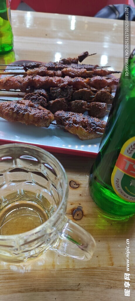 啤酒配美食的惬意时刻