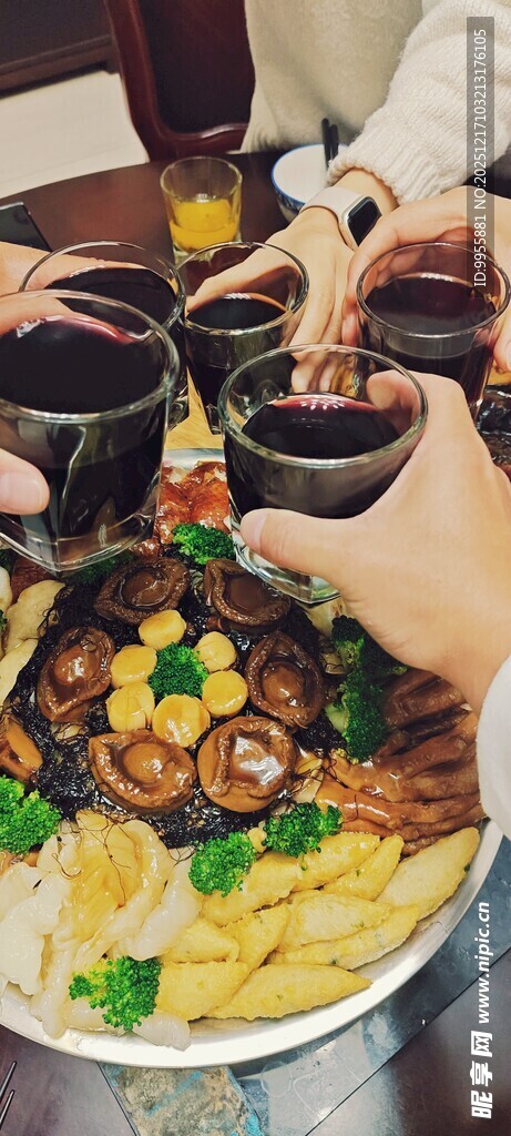 丰盛中式美食聚餐场景