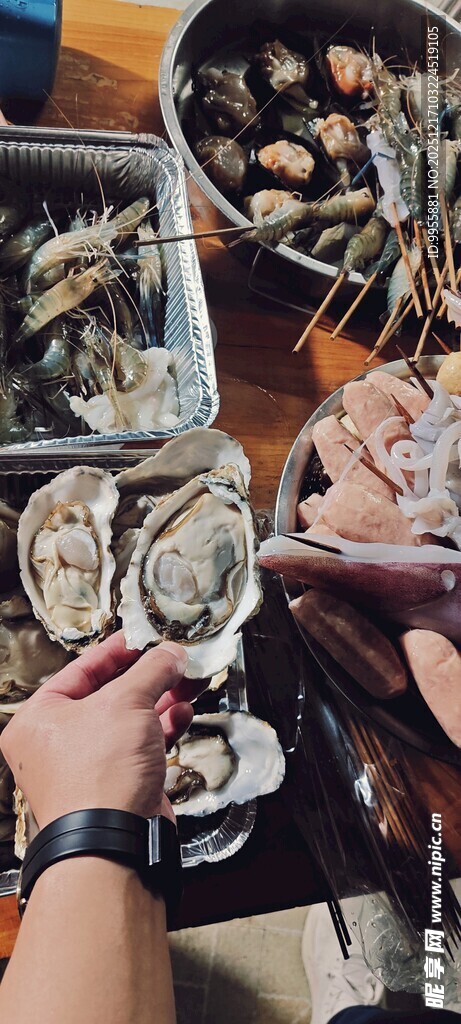 海鲜自助餐现场热闹场景