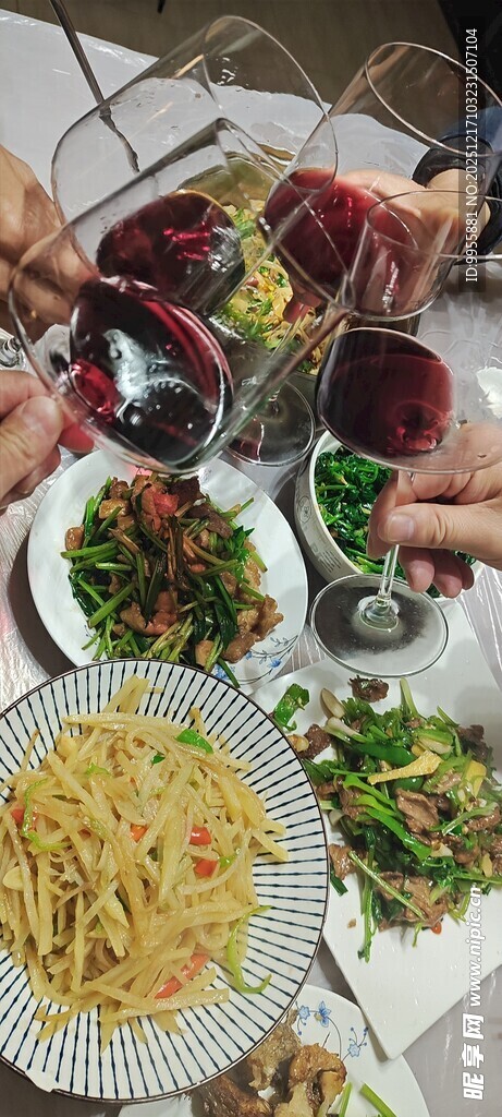 丰盛美食聚餐场景