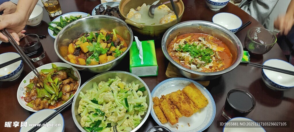 丰盛中式菜肴摆满一桌