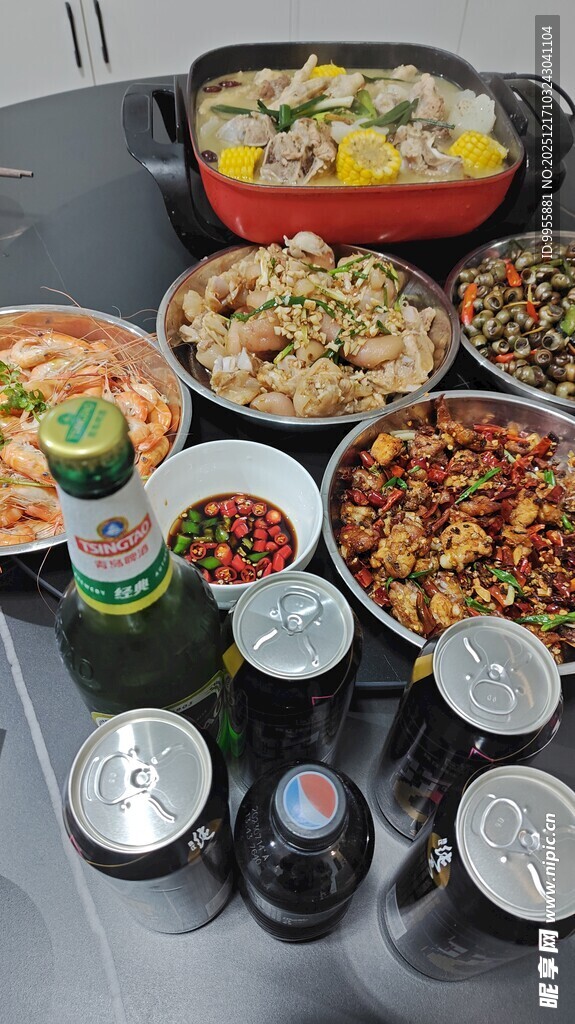 丰盛美食聚会场景