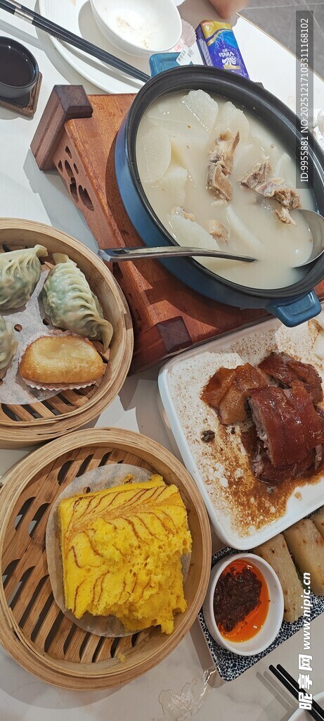 多样美食齐聚一桌