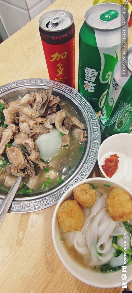 丰盛餐食配罐装饮料