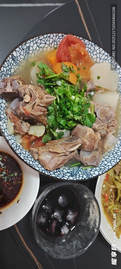 丰盛美味的特色拼盘料理