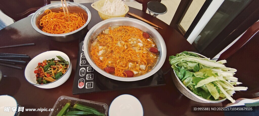 丰盛中式菜肴摆桌