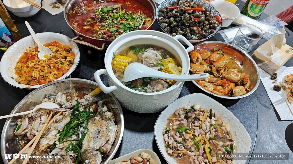 丰盛多样的中式美食盛宴