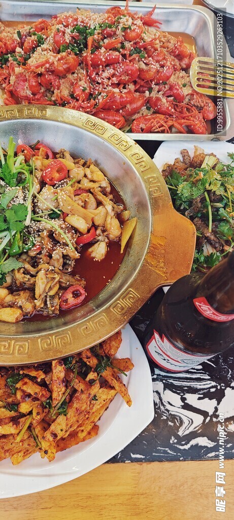 丰盛美味的特色火锅菜肴